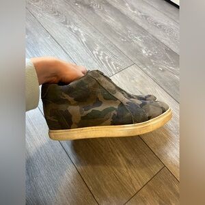Blondo Glenda Suede Camo Wedge High Top Sneakers Size 7.5